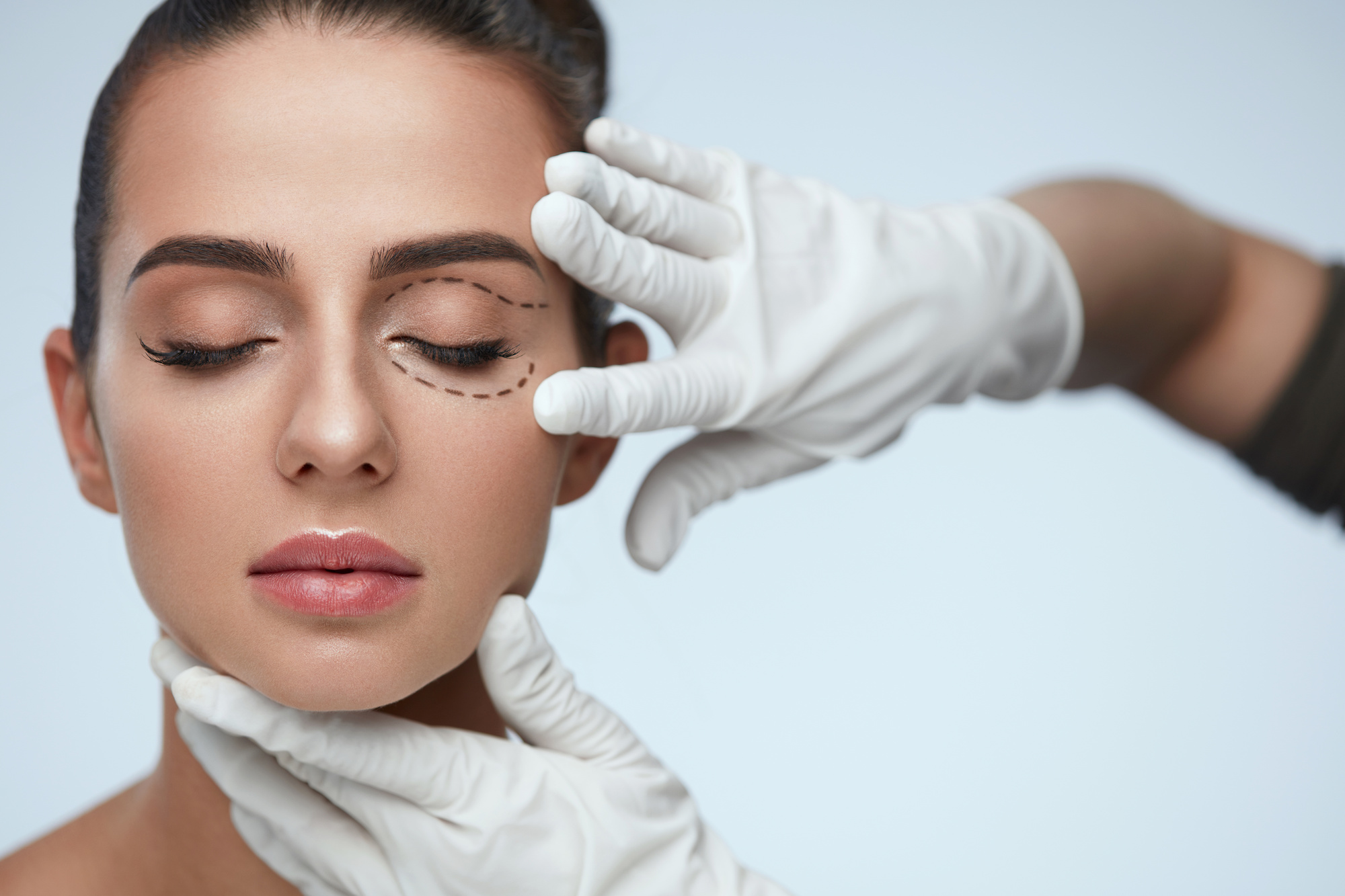 Read more about the article How to Qualify for Eyelid Surgery – Full Guide